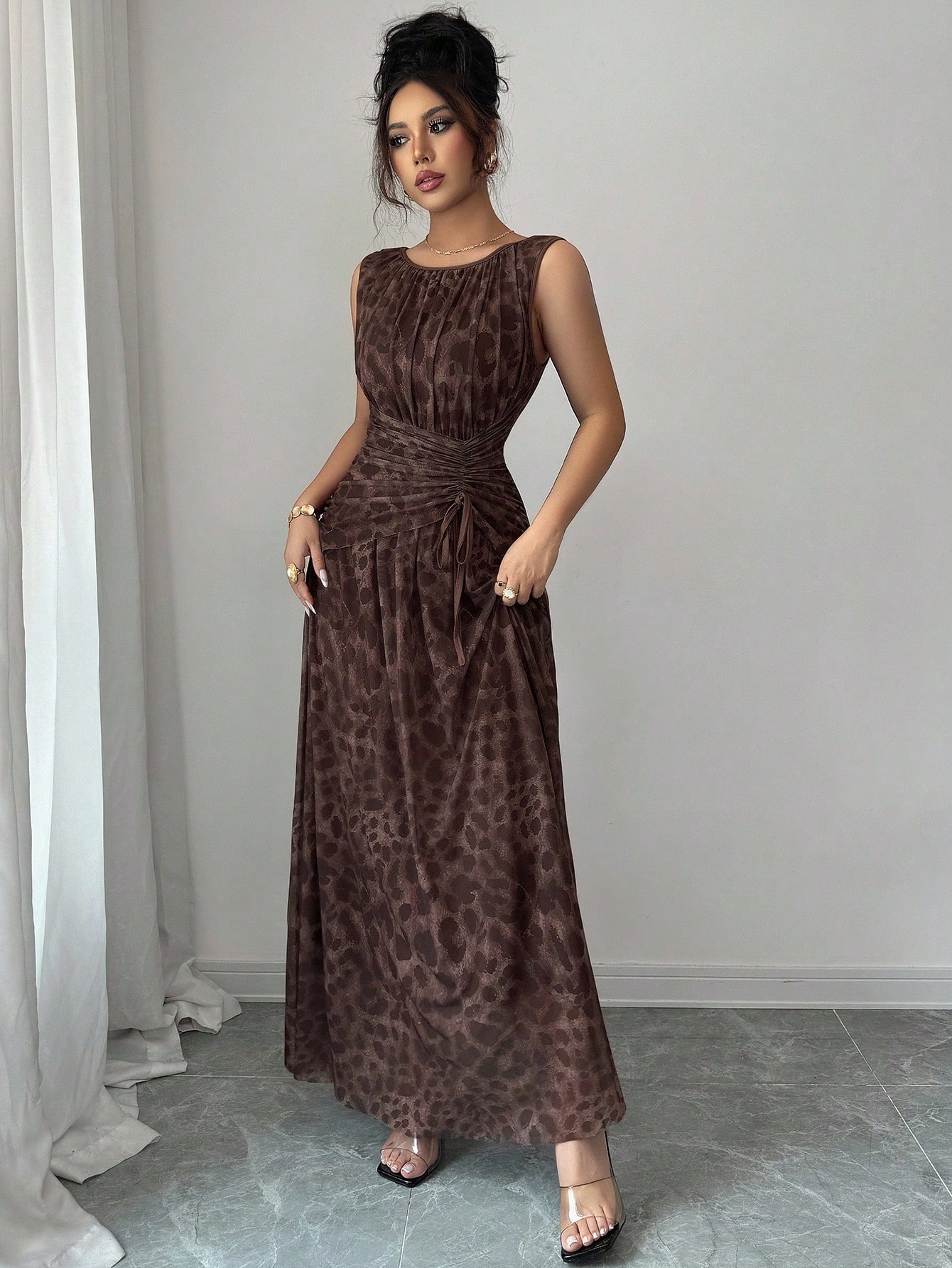 Elegancka i świeża, kwiatowa siateczka w kolorze morelowym, z okrągłym dekoltem i ściągaczem w kształcie litery A, długa sukienka bez rękawów dla kobiet