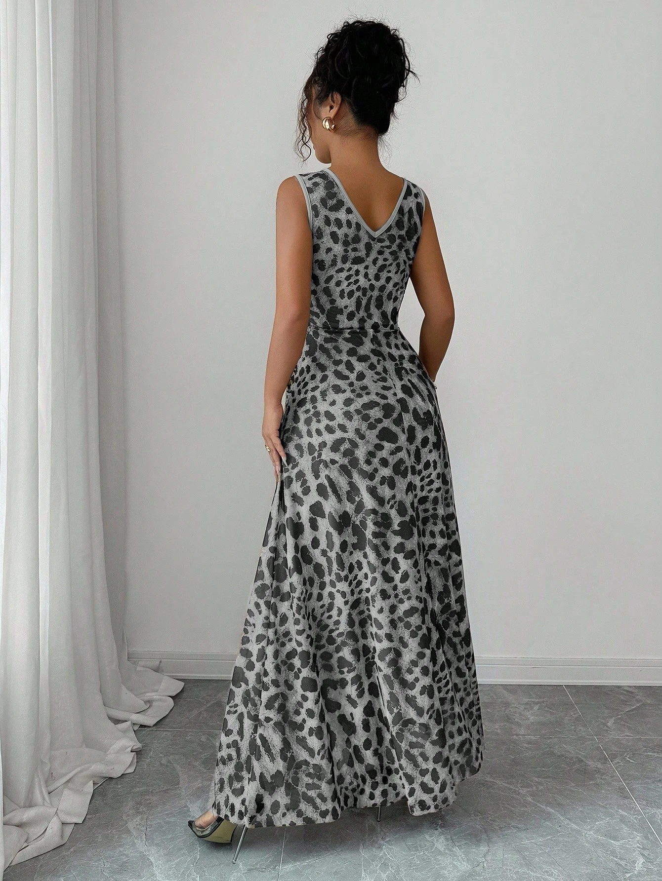 Elegancka i świeża, kwiatowa siateczka w kolorze morelowym, z okrągłym dekoltem i ściągaczem w kształcie litery A, długa sukienka bez rękawów dla kobiet