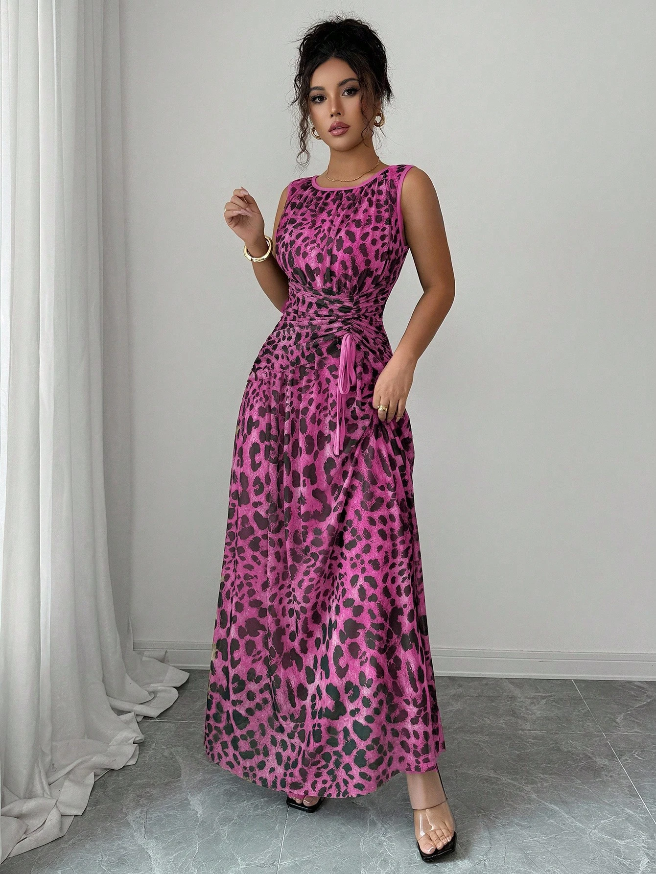 Elegancka i świeża, kwiatowa siateczka w kolorze morelowym, z okrągłym dekoltem i ściągaczem w kształcie litery A, długa sukienka bez rękawów dla kobiet