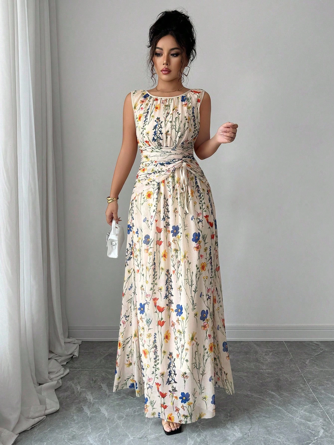 Elegancka i świeża, kwiatowa siateczka w kolorze morelowym, z okrągłym dekoltem i ściągaczem w kształcie litery A, długa sukienka bez rękawów dla kobiet