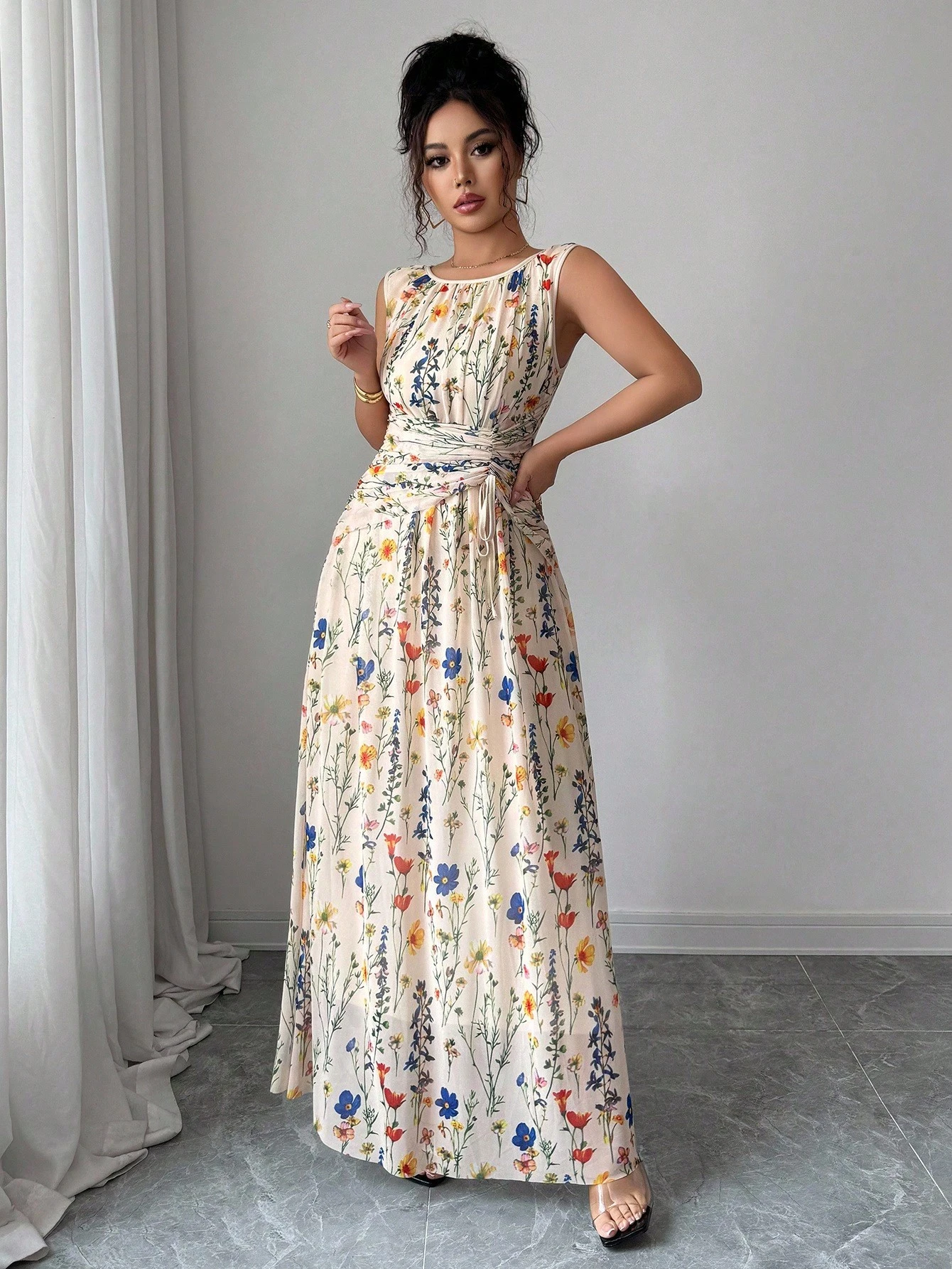 Elegancka i świeża, kwiatowa siateczka w kolorze morelowym, z okrągłym dekoltem i ściągaczem w kształcie litery A, długa sukienka bez rękawów dla kobiet