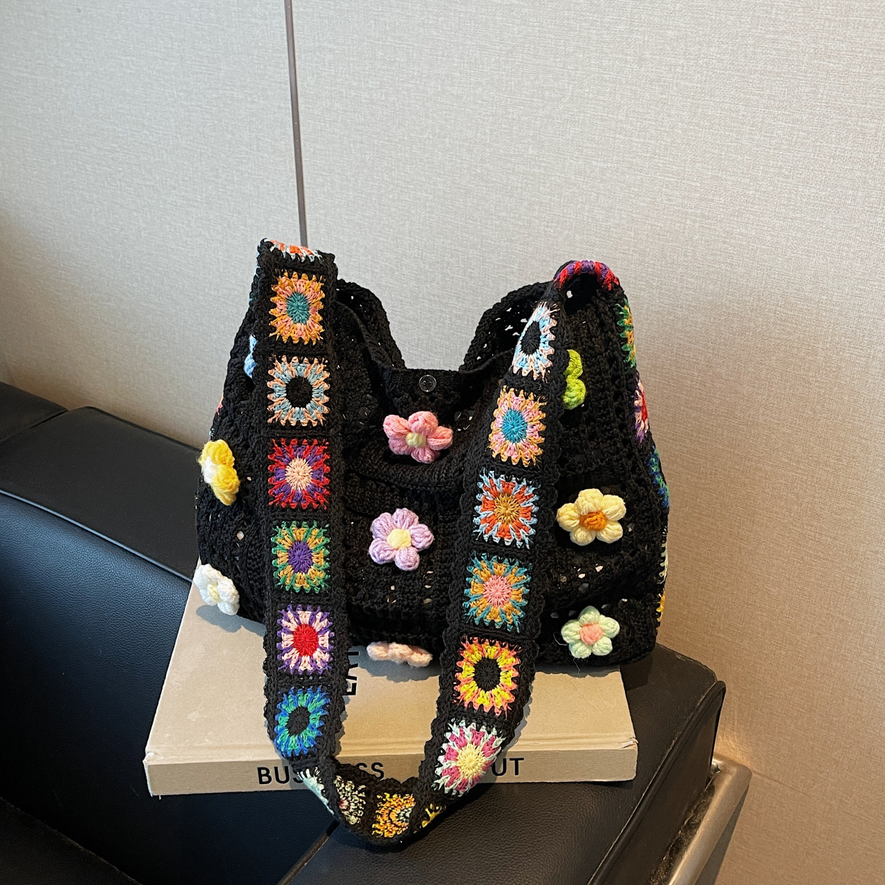 Torebka typu crossbody w stylu vintage z kontrastowym wzorem kwiatowym (kolor i rozmieszczenie kwiatów są losowe)