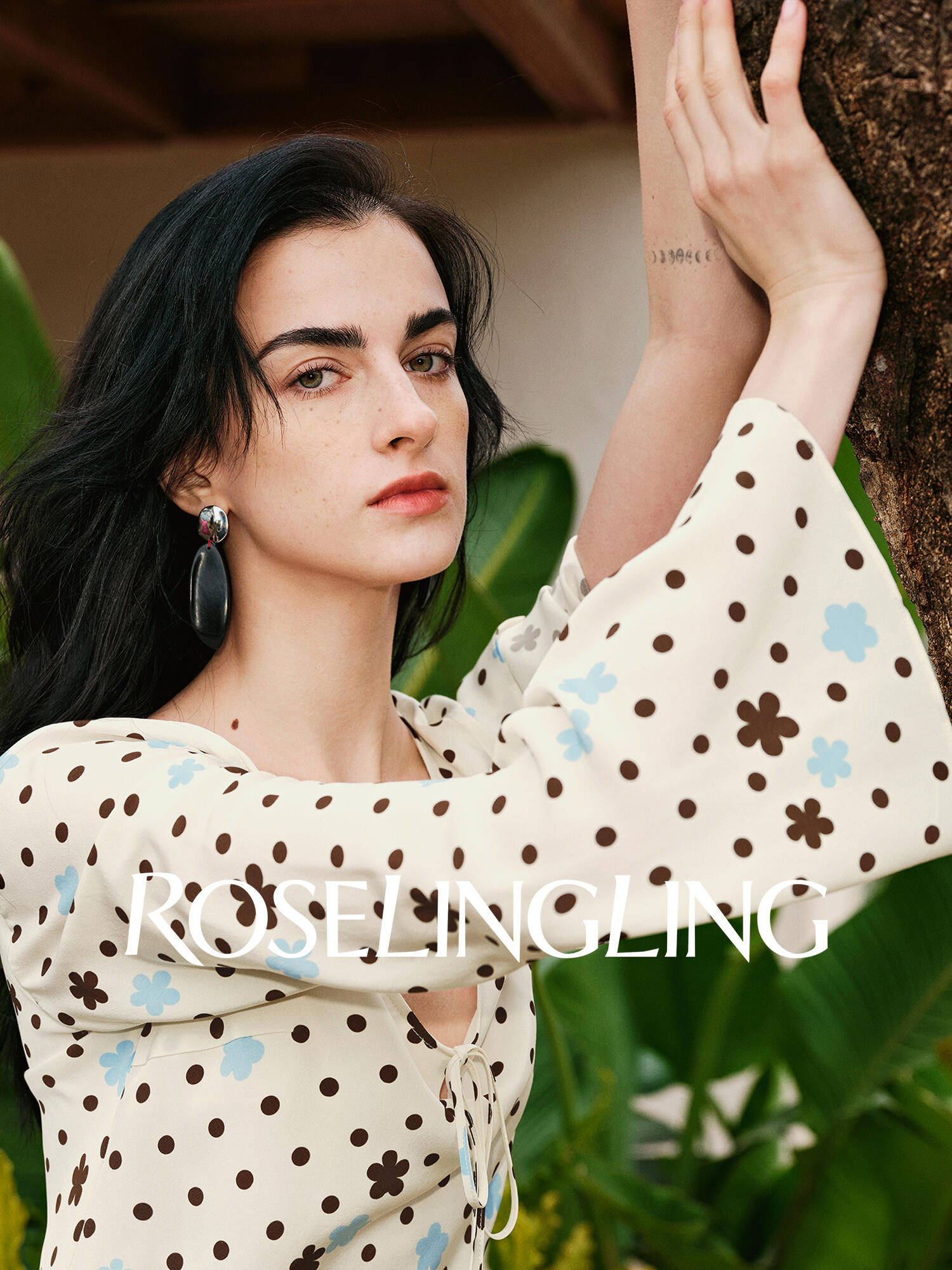 ROSELINGLING Seria Małe Dzikie Kwiaty – Sukienka z jedwabiu heavy crepe, oryginalny wzór kwiatowy, skośny krój francuski z dekoltem U