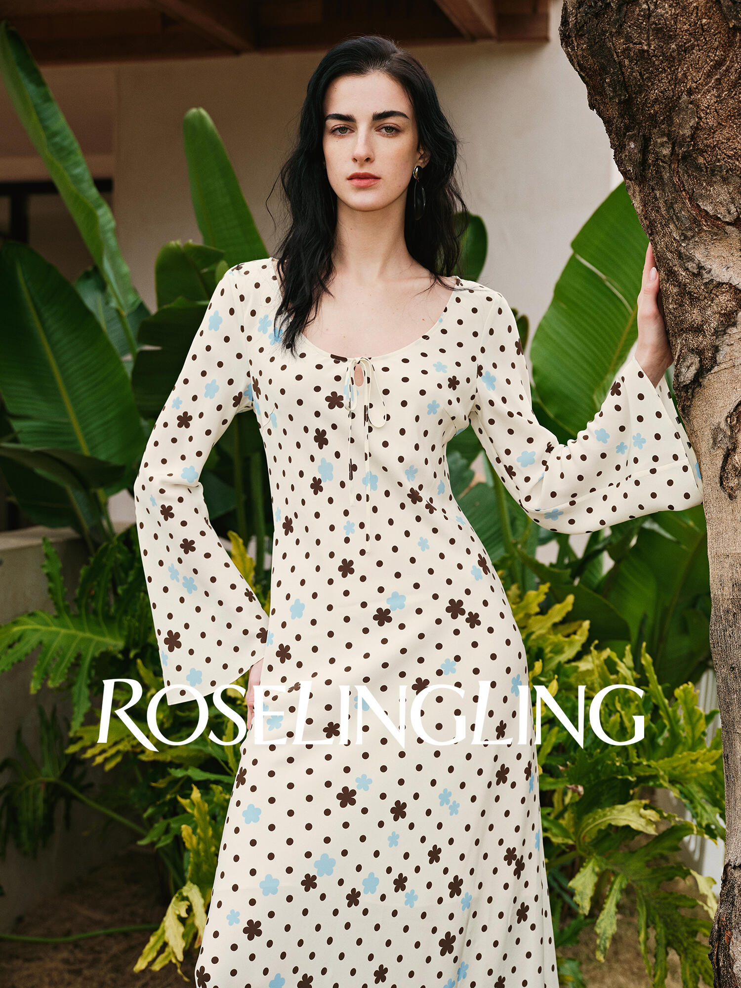 ROSELINGLING Seria Małe Dzikie Kwiaty – Sukienka z jedwabiu heavy crepe, oryginalny wzór kwiatowy, skośny krój francuski z dekoltem U