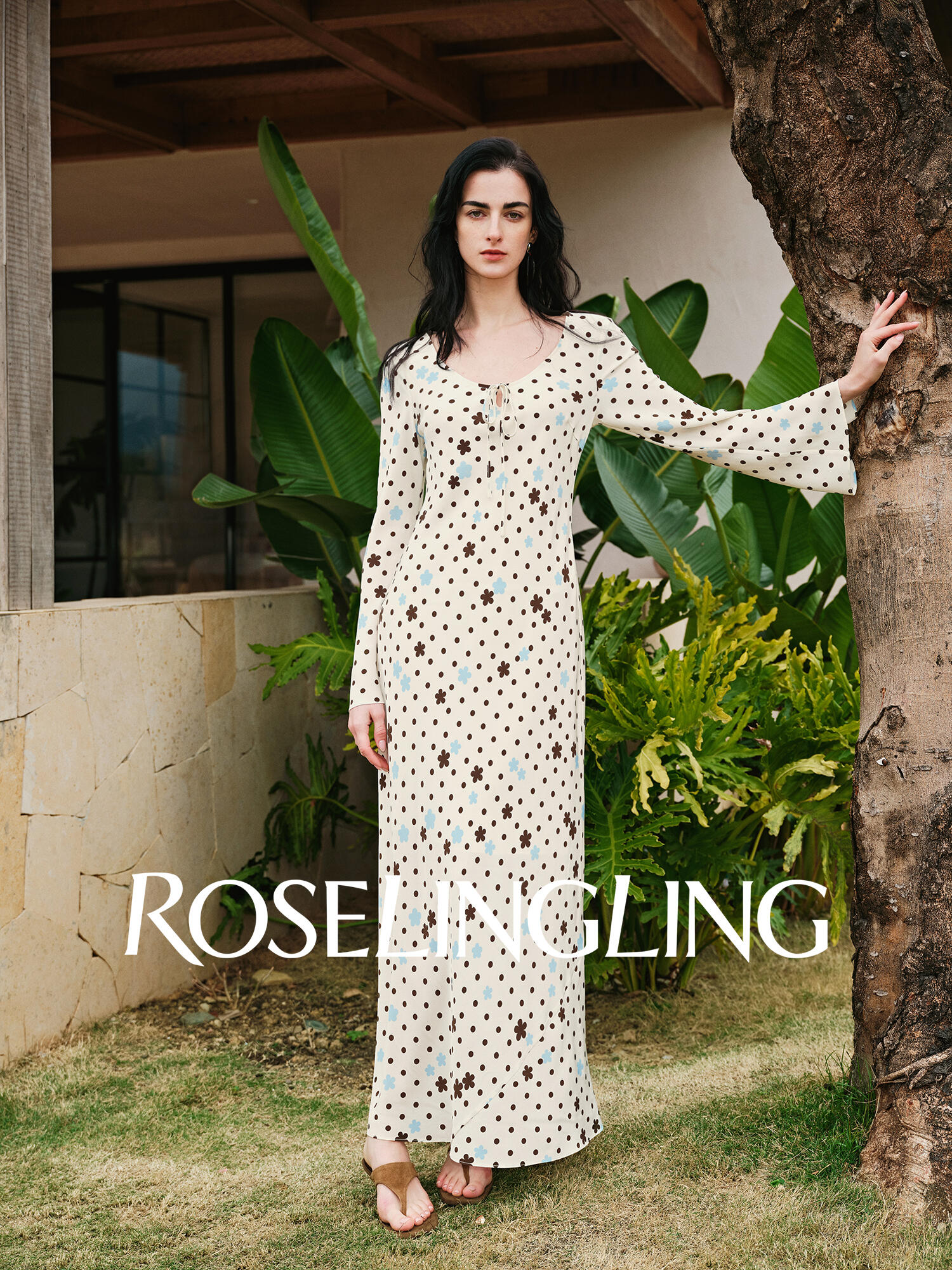 ROSELINGLING Seria Małe Dzikie Kwiaty – Sukienka z jedwabiu heavy crepe, oryginalny wzór kwiatowy, skośny krój francuski z dekoltem U