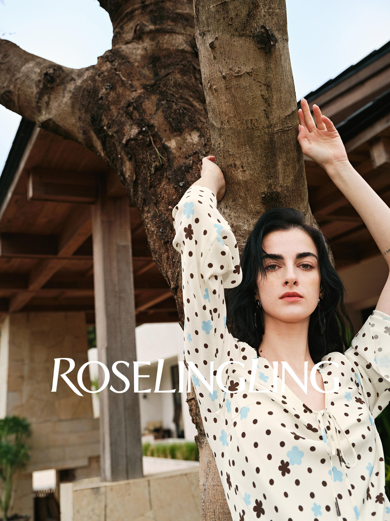 ROSELINGLING Seria Małe Dzikie Kwiaty – Sukienka z jedwabiu heavy crepe, oryginalny wzór kwiatowy, skośny krój francuski z dekoltem U