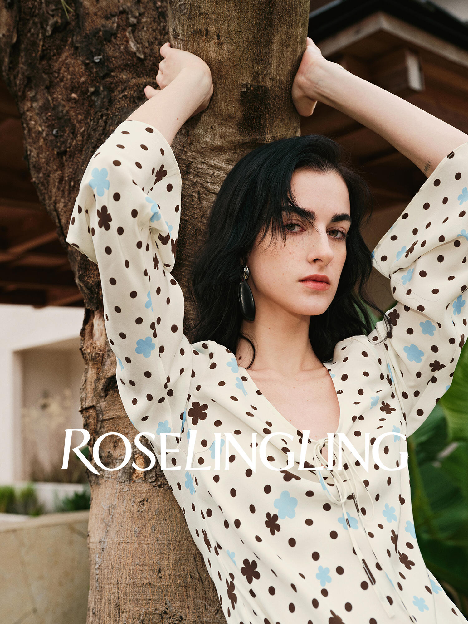 ROSELINGLING Seria Małe Dzikie Kwiaty – Sukienka z jedwabiu heavy crepe, oryginalny wzór kwiatowy, skośny krój francuski z dekoltem U