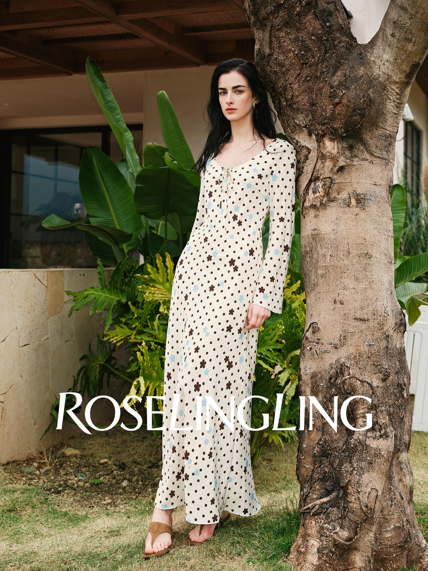 ROSELINGLING Seria Małe Dzikie Kwiaty – Sukienka z jedwabiu heavy crepe, oryginalny wzór kwiatowy, skośny krój francuski z dekoltem U