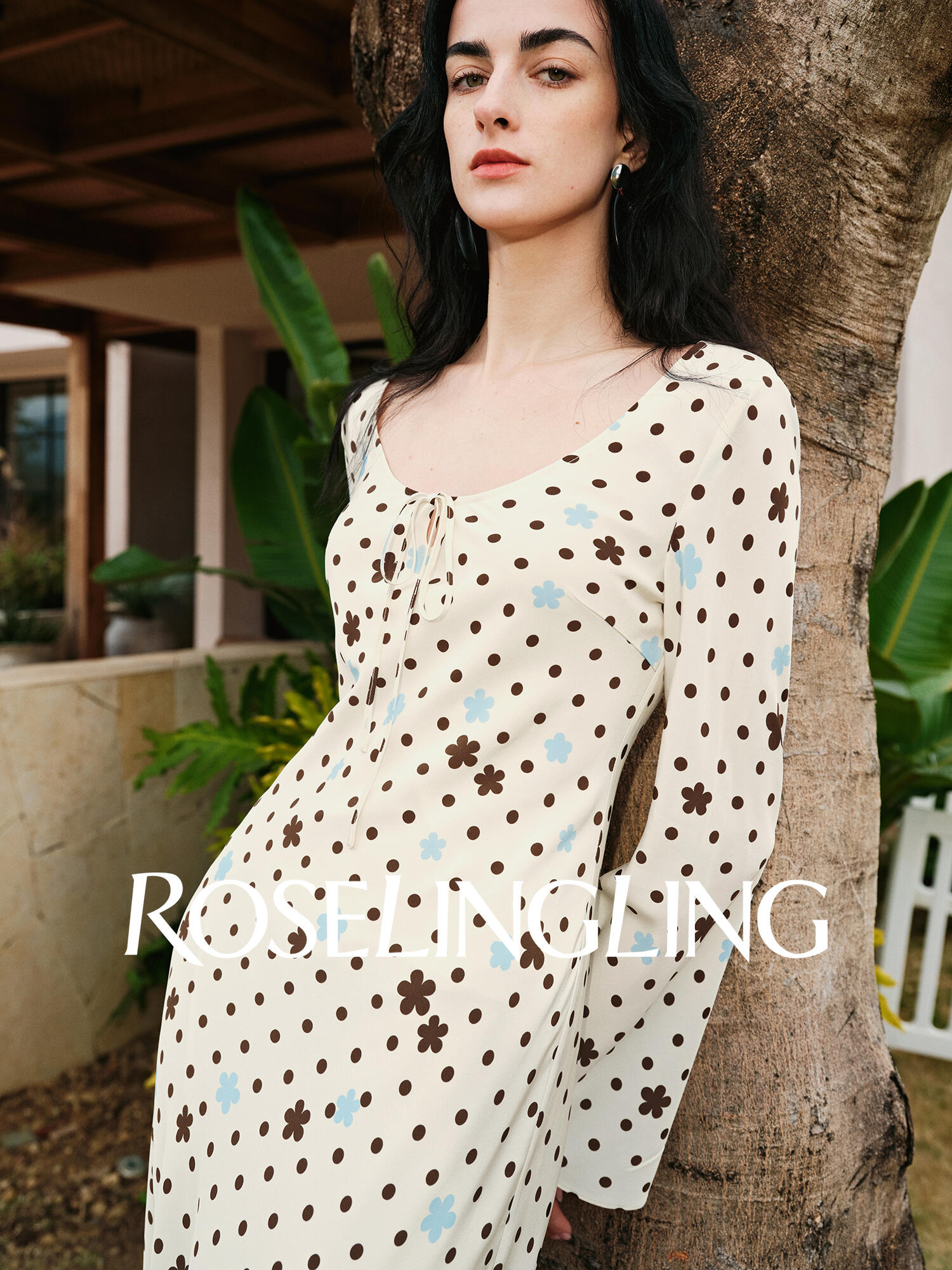 ROSELINGLING Seria Małe Dzikie Kwiaty – Sukienka z jedwabiu heavy crepe, oryginalny wzór kwiatowy, skośny krój francuski z dekoltem U