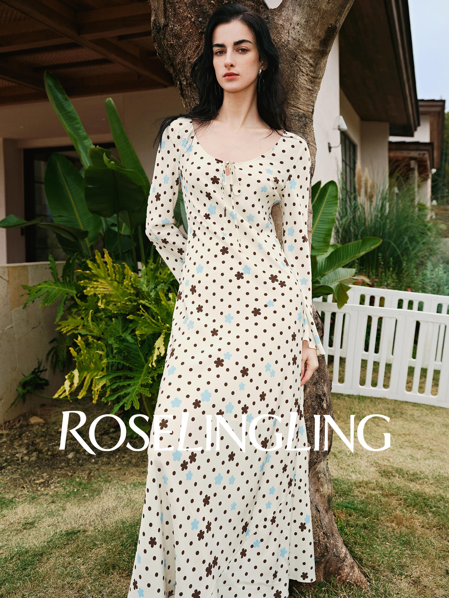 ROSELINGLING Seria Małe Dzikie Kwiaty – Sukienka z jedwabiu heavy crepe, oryginalny wzór kwiatowy, skośny krój francuski z dekoltem U