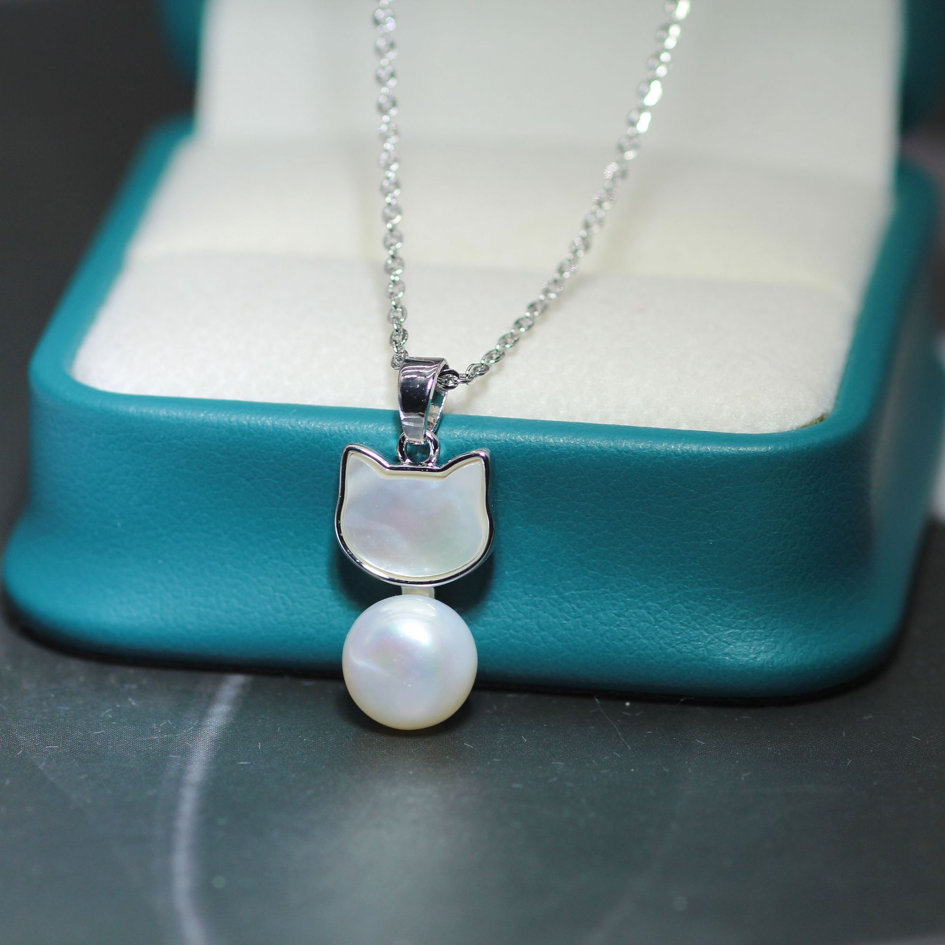 Collier Ras-de-Cou avec Pendentif en Perle d’Eau Douce – Élégant & Intemporel
