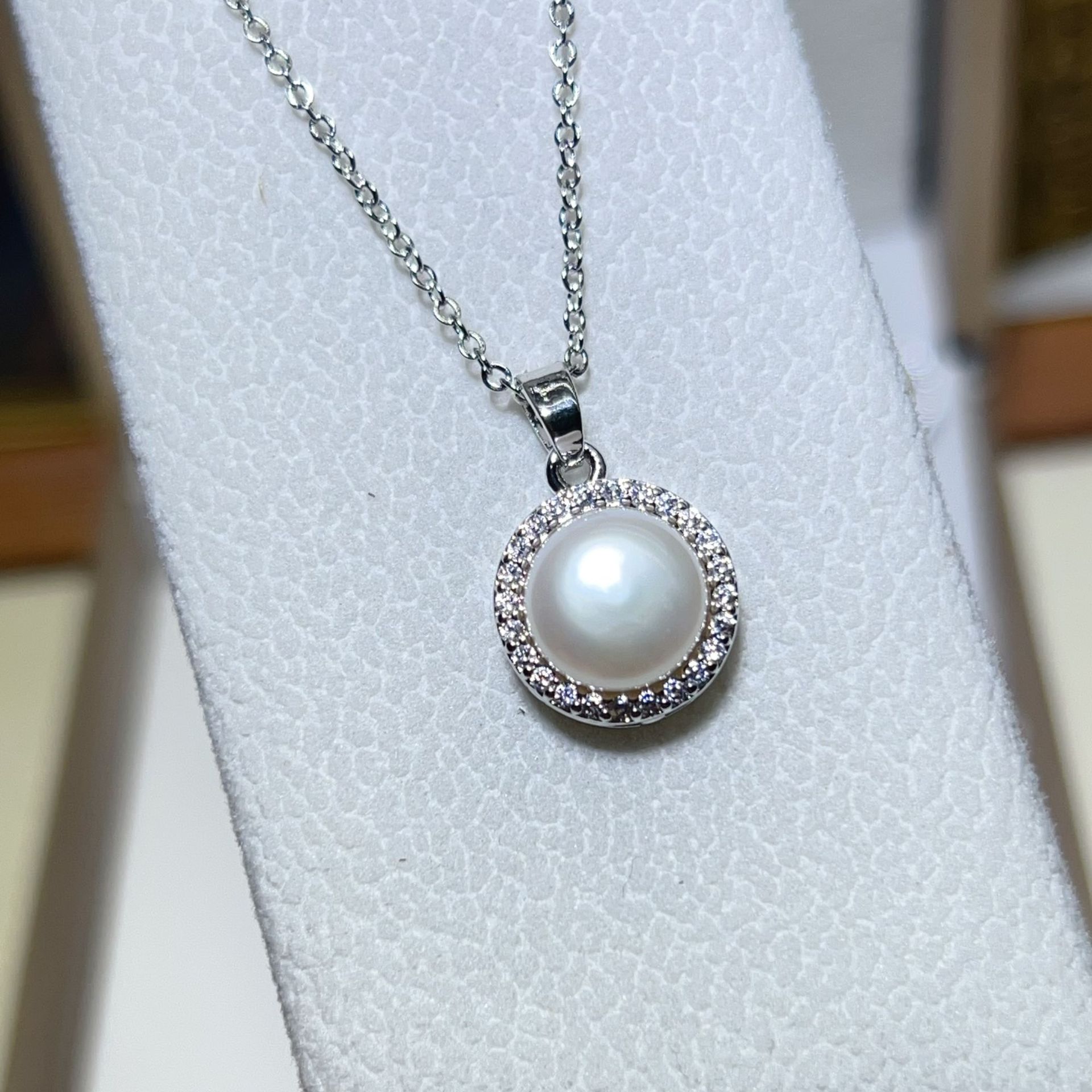 Collier Ras-de-Cou avec Pendentif en Perle d’Eau Douce – Élégant & Intemporel