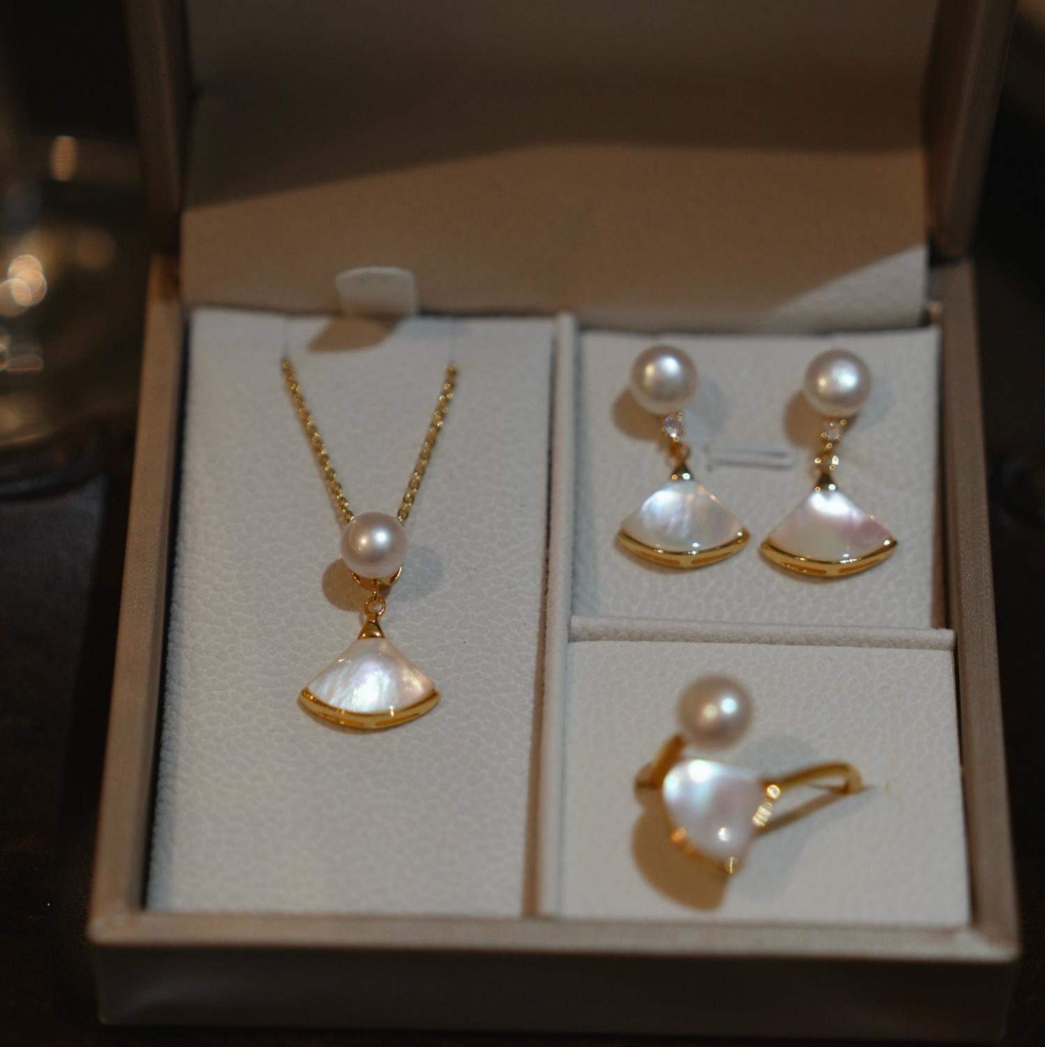 Parure en Perles d’Eau Douce & Nacre – Élégance Naturelle