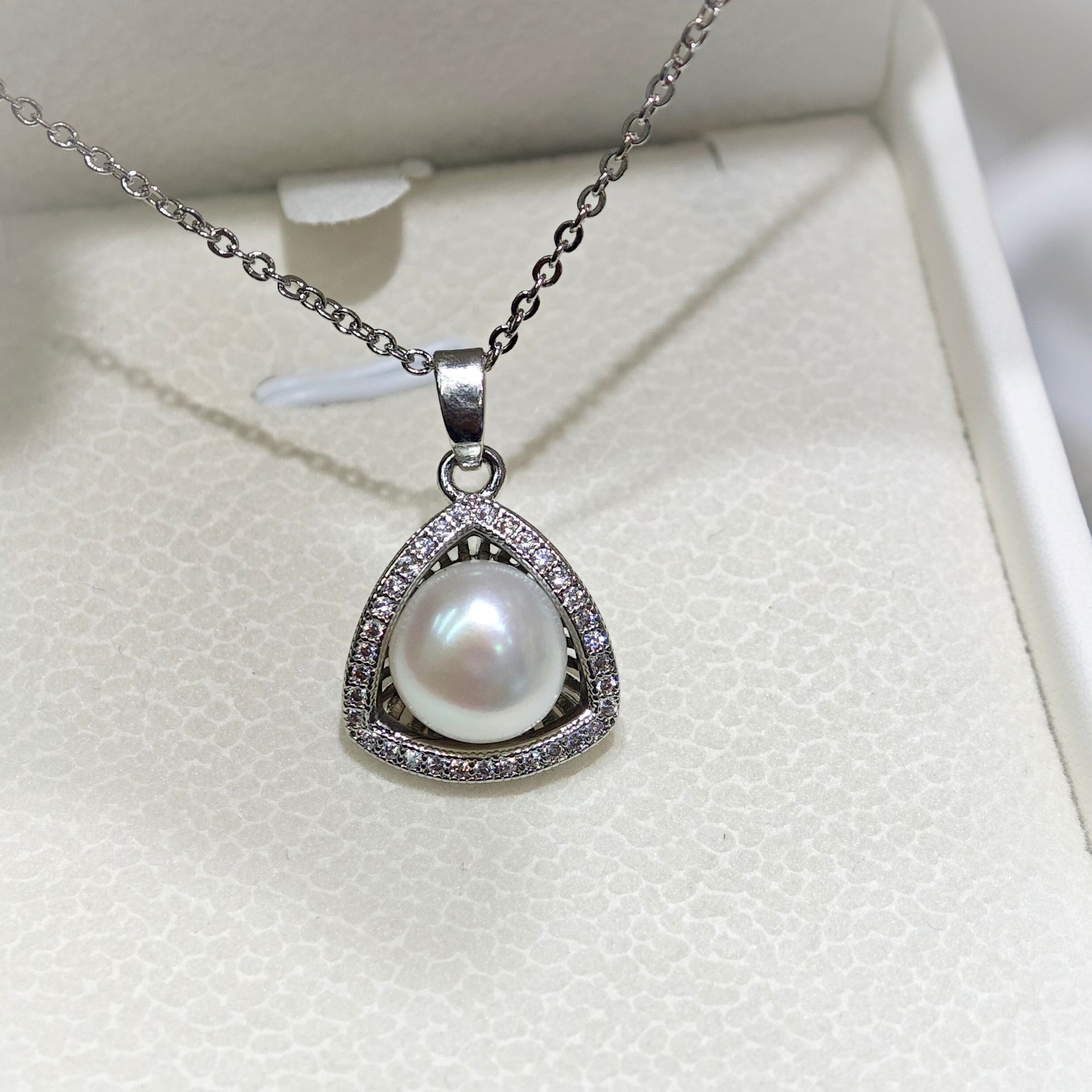 Collier Ras-de-Cou avec Pendentif en Perle d’Eau Douce – Élégant & Intemporel