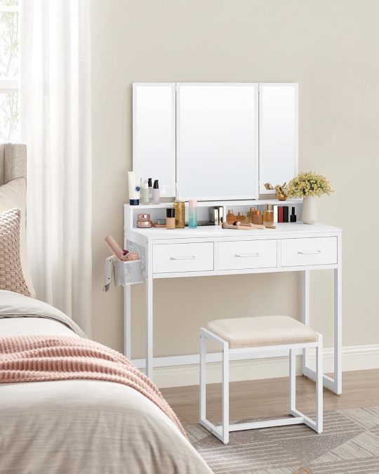 Juego de Mesa de Maquillaje con Espejo Triple, Tocador con Espejo y Taburete, 3 Cajones, Escritorio de Maquillaje, Soporte para Secador, Industrial, Marrón Rústico y Negro RVT004B01