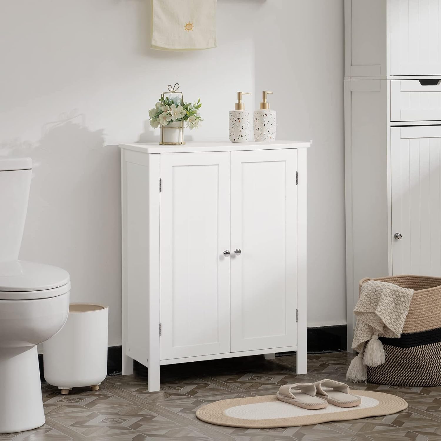 Gabinete de Almacenamiento para Piso de Baño con Puerta Doble, Estante Ajustable, para Baño, Sala de Estar, Cocina, Estilo Nórdico Escandinavo, Fácil Montaje