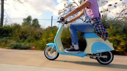 Razor Pocket Mod Petite, Scooter Eléctrico, Estilo Europeo, hasta 13 km/h, hasta 40 Minutos Uso, Acelerador de Empuñadura Giratoria, Neumáticos de Pared Blanca con Radios de 255mm, 7+, 50 kg-AzulBB