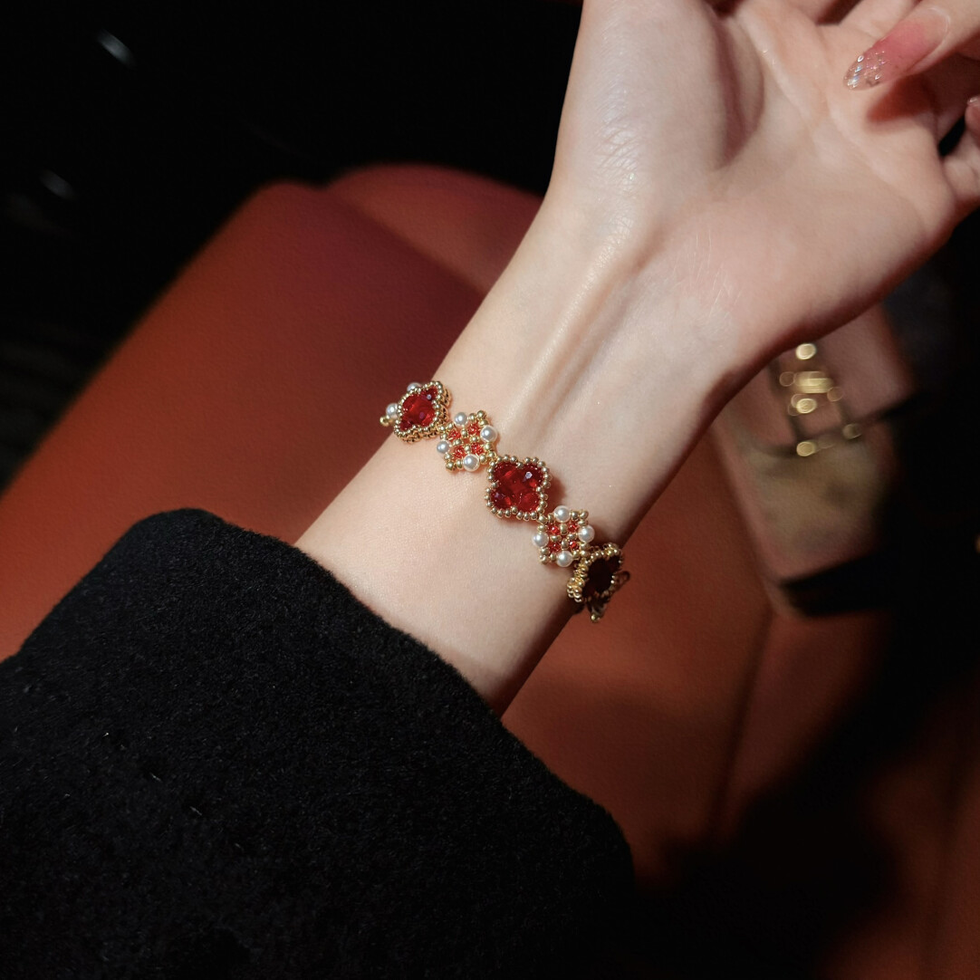 No.51 DIY Kit – Four-Leaf Clover Charm Beaded Bracelet with Red Faceted Rounds & Gold Bezel（SL177）