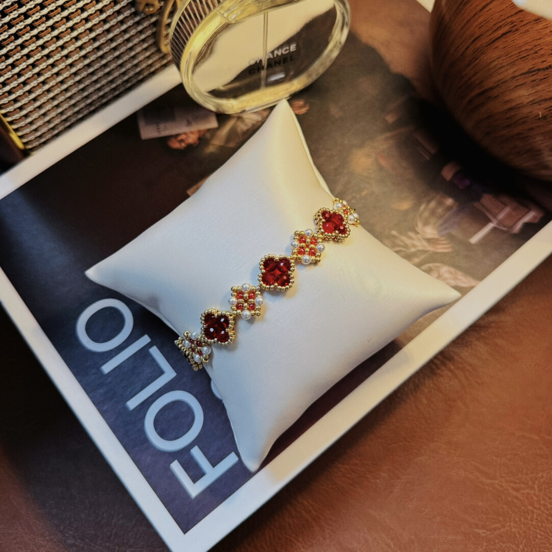 No.51 DIY Kit – Four-Leaf Clover Charm Beaded Bracelet with Red Faceted Rounds & Gold Bezel（SL177）
