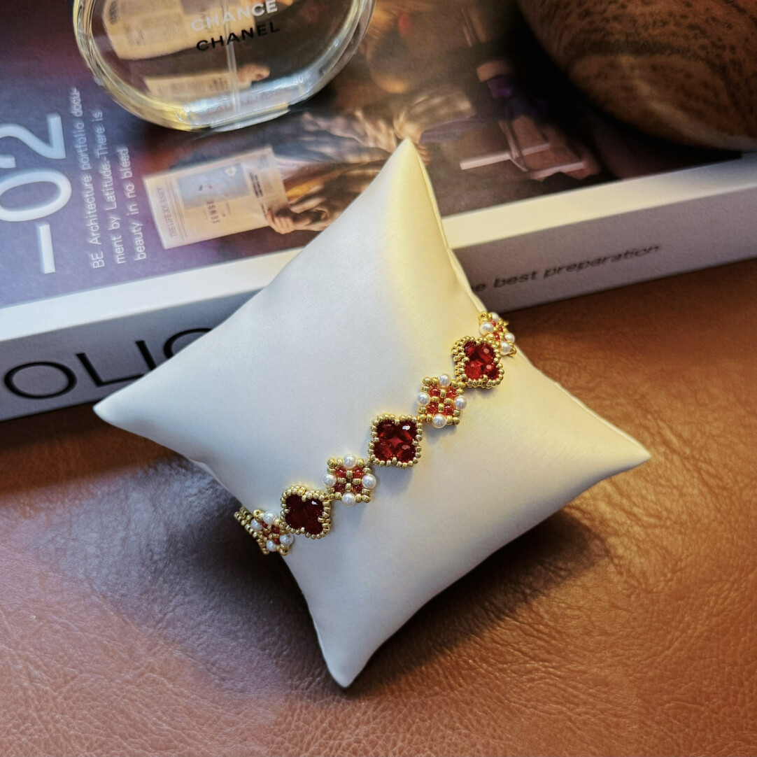 No.51 DIY Kit – Four-Leaf Clover Charm Beaded Bracelet with Red Faceted Rounds & Gold Bezel（SL177）