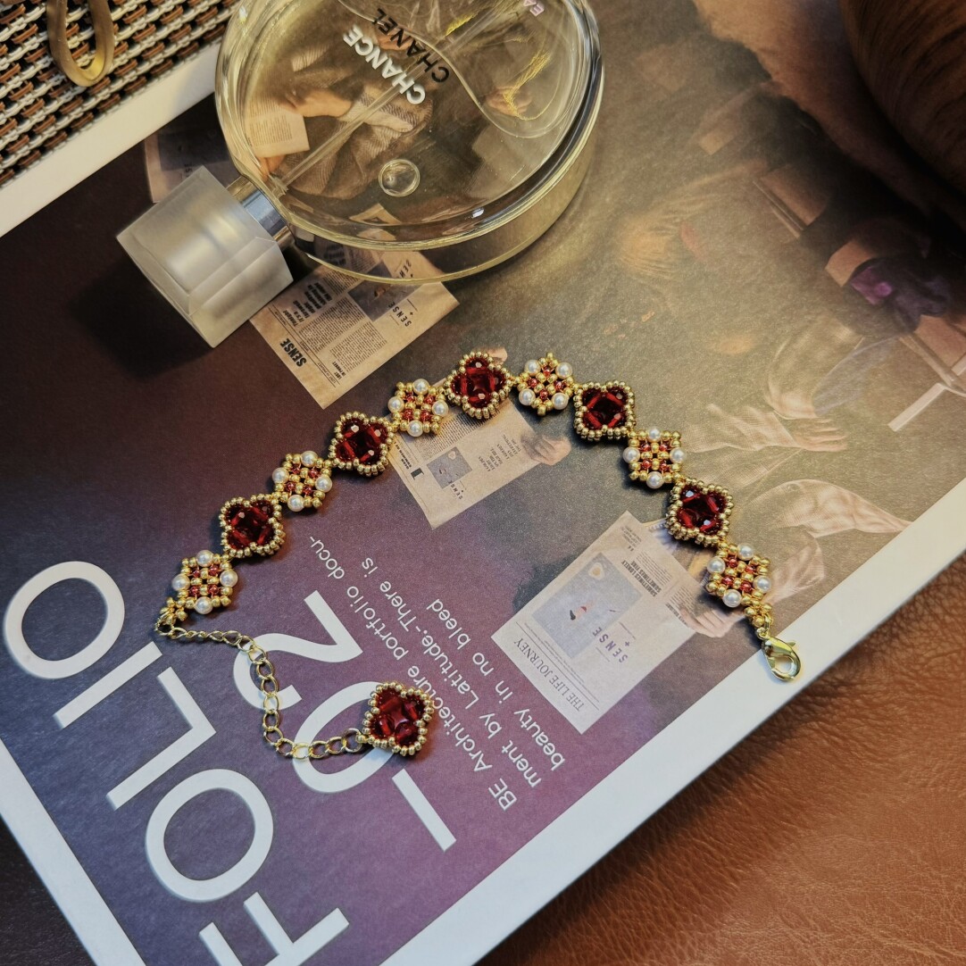 No.51 DIY Kit – Four-Leaf Clover Charm Beaded Bracelet with Red Faceted Rounds & Gold Bezel（SL177）