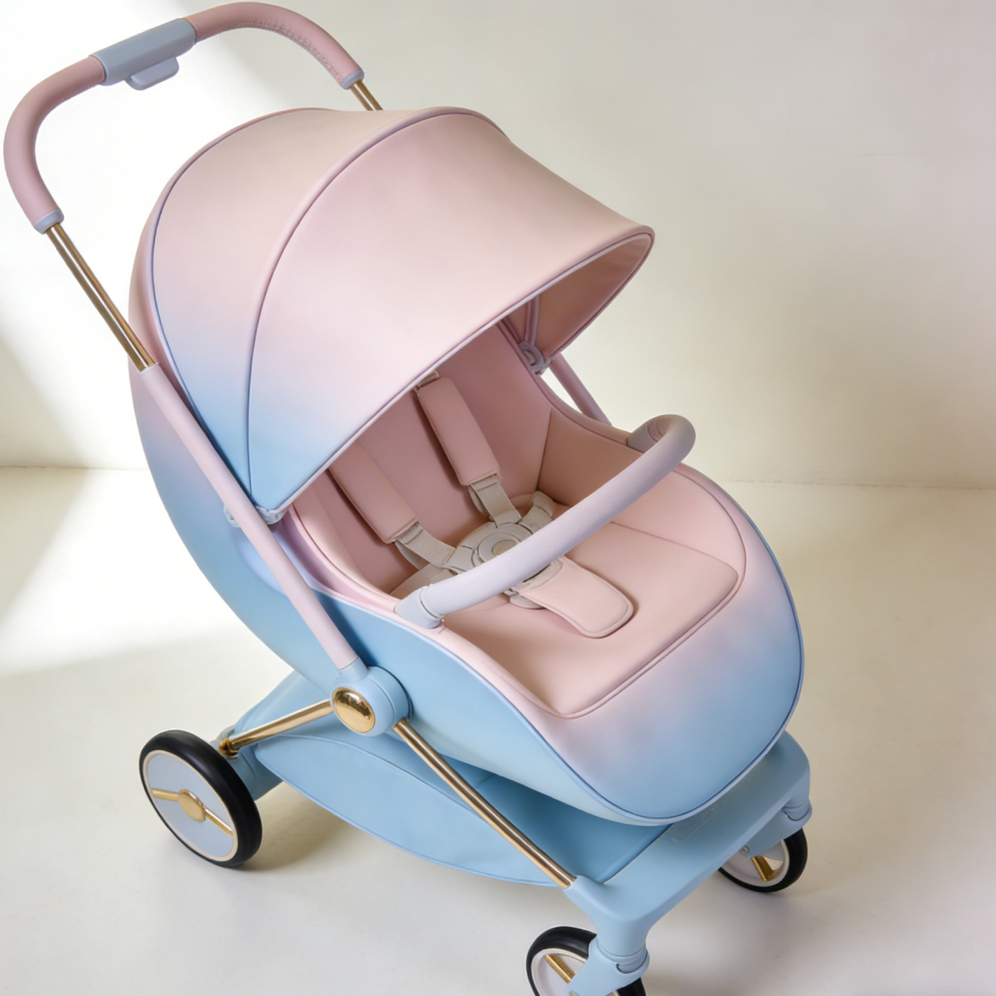 Wózek dziecięcy z regulowanym oparciem