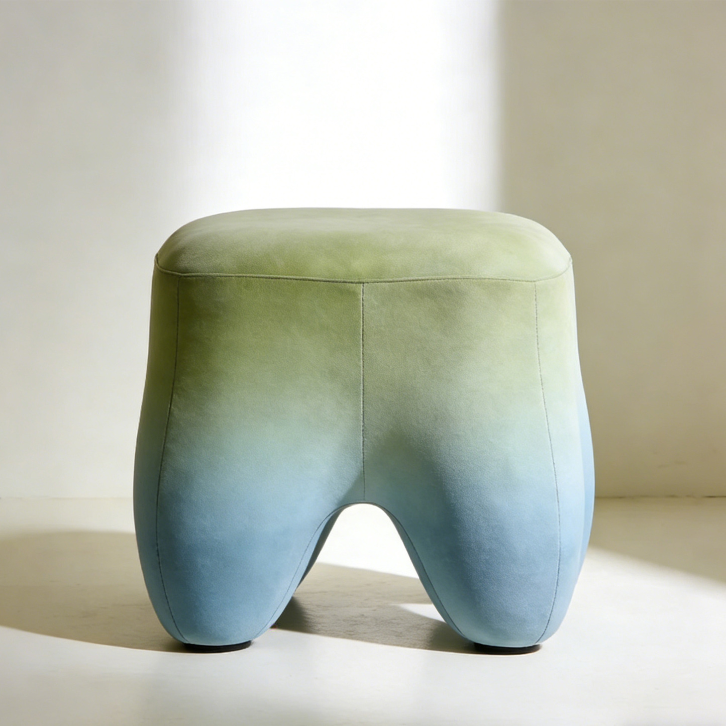 Prosty stołek tapicerowany