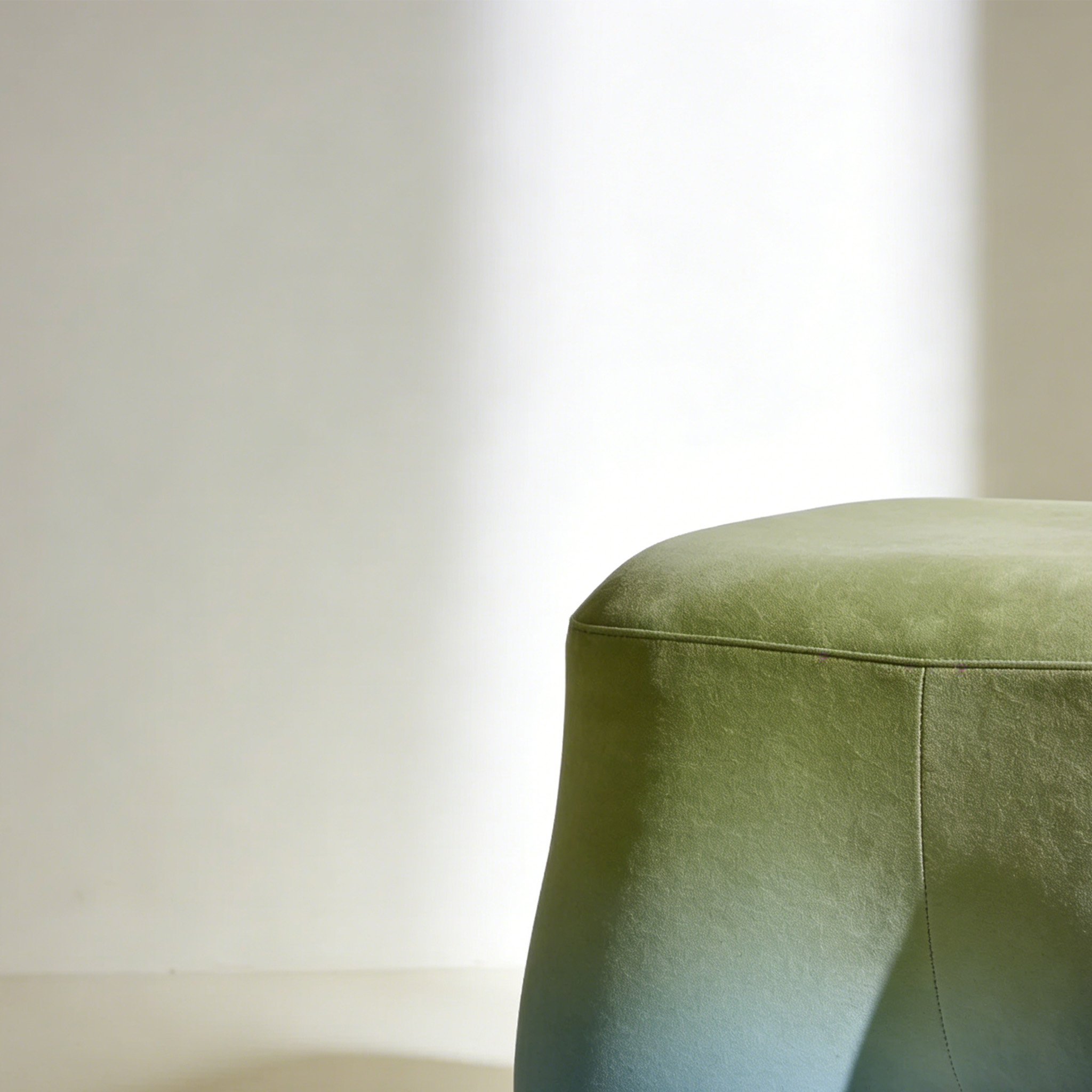 Stołek tapicerowany w salonie