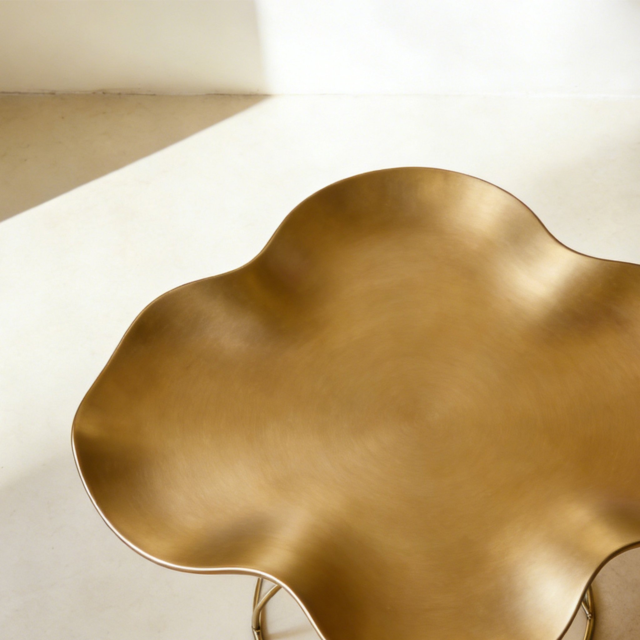 Stolik kawowy metalowy o industrialnym designie