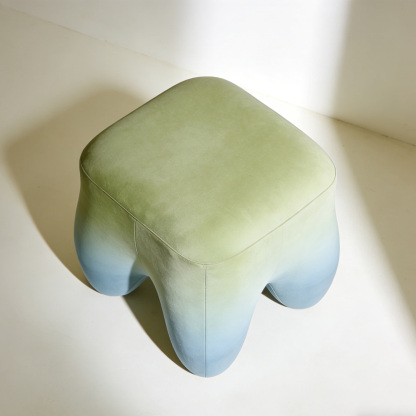 Prosty stołek tapicerowany