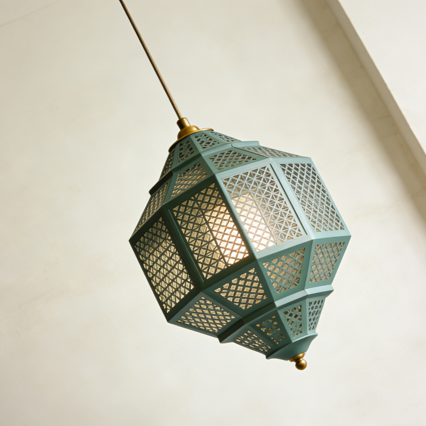 Nowoczesna lampa wisząca z geometrycznym, ażurowym diamentem