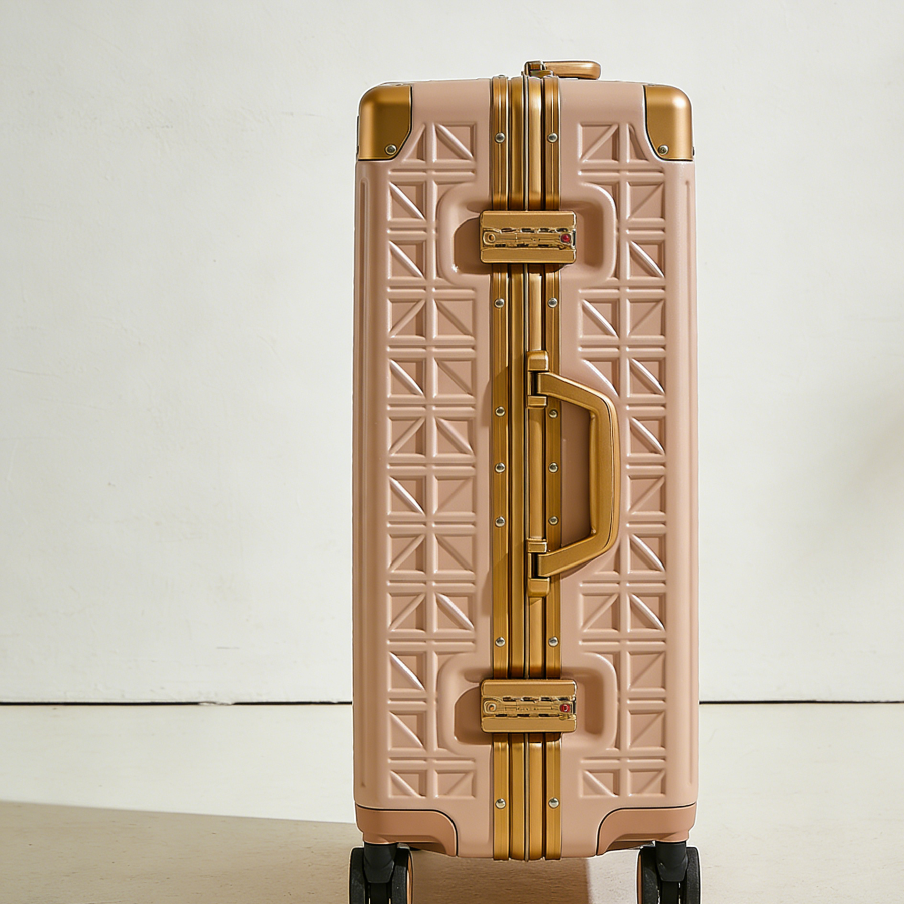 Walizka na kółkach z aluminiową ramą i wzorem kratki