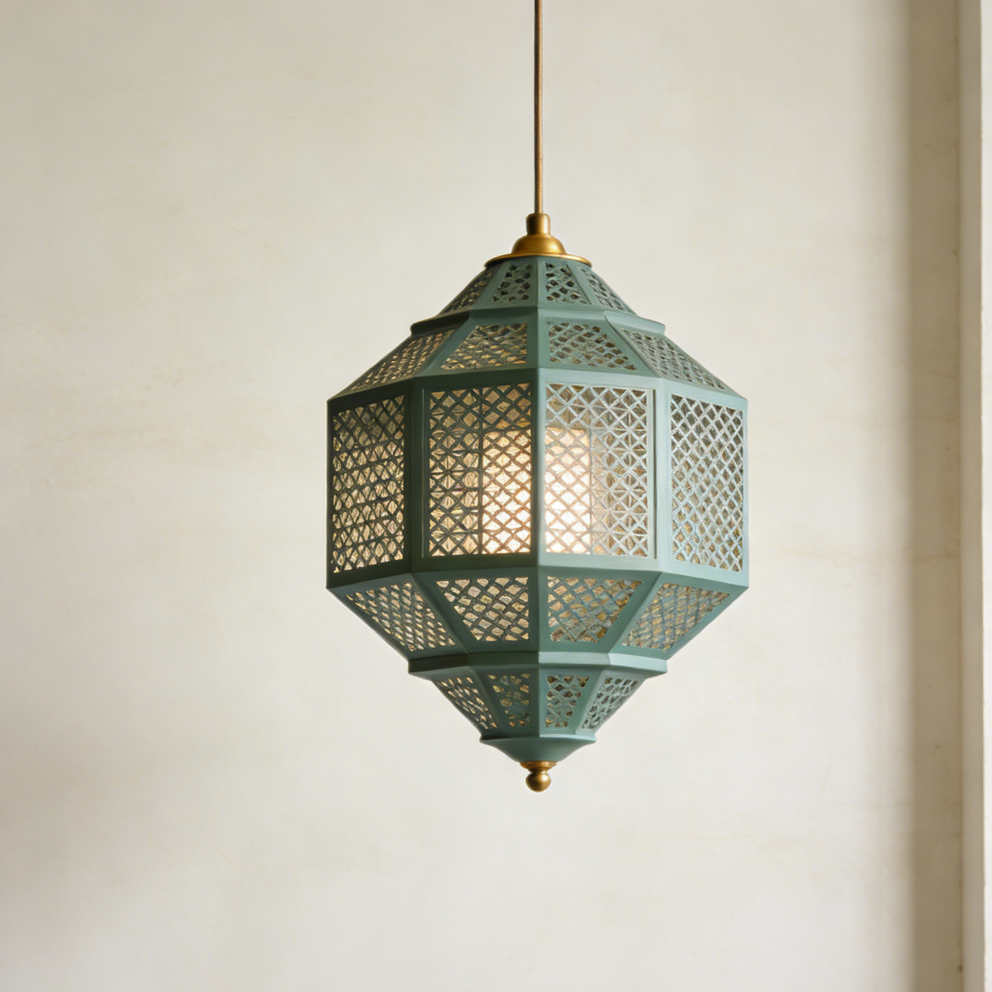 Nowoczesna lampa wisząca z geometrycznym, ażurowym diamentem