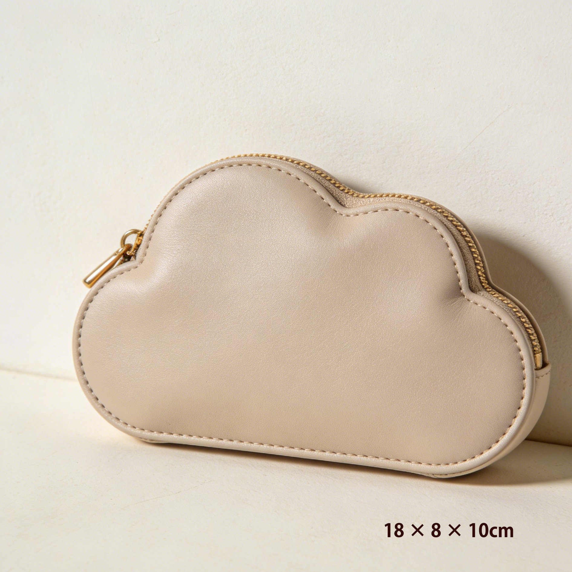 Portmonetka chmurka otwarta z widocznymi monetami