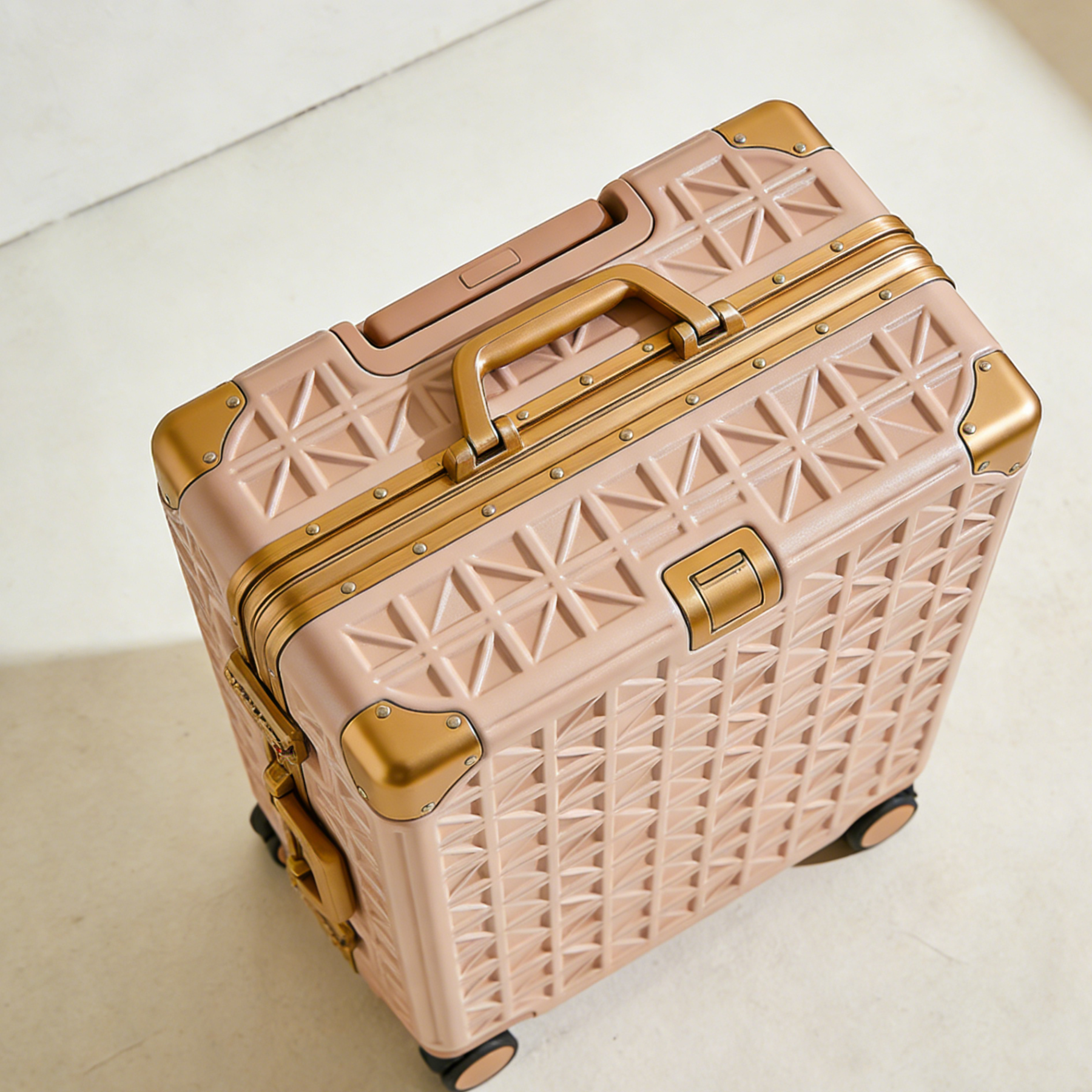 Walizka na kółkach z aluminiową ramą i wzorem kratki