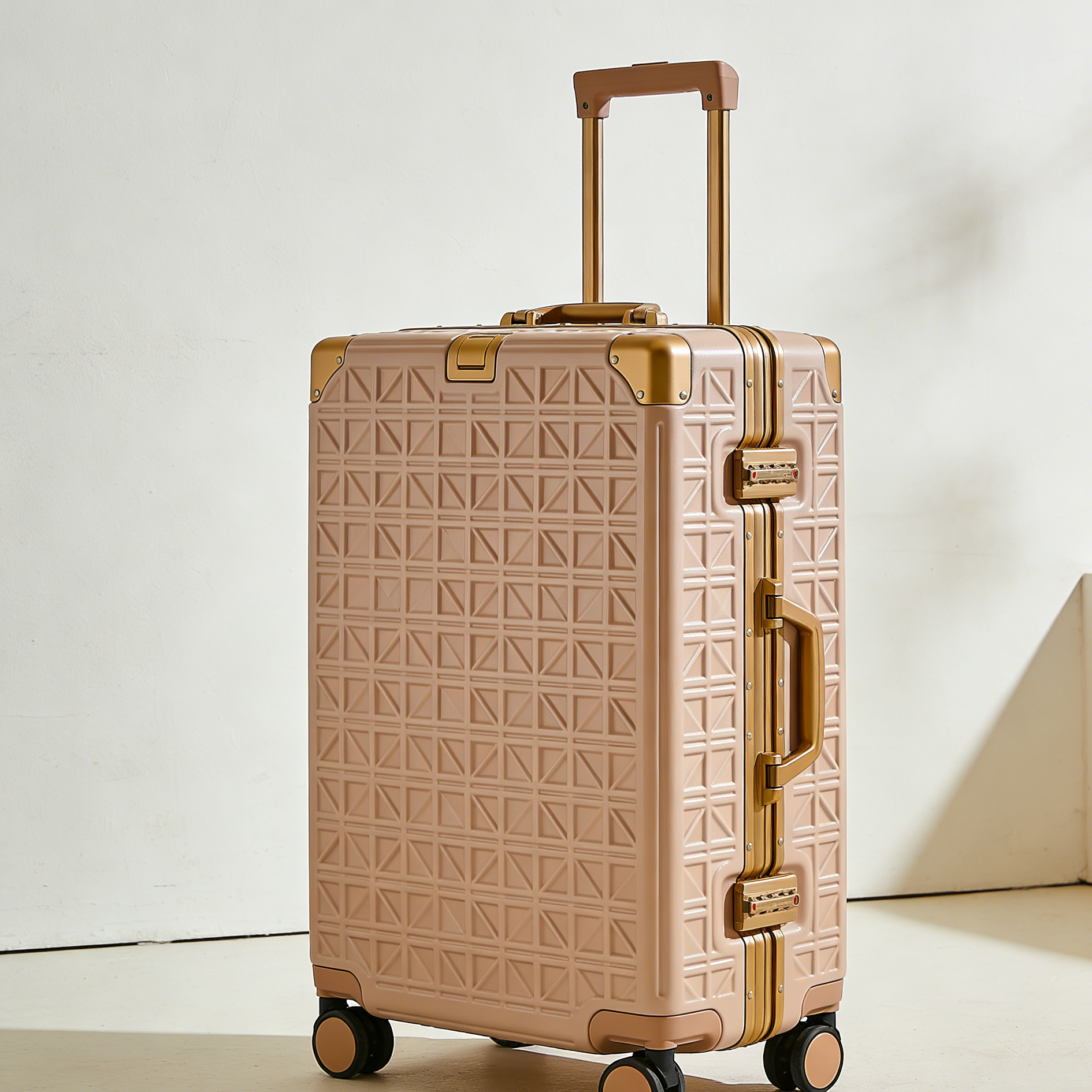 Walizka na kółkach z aluminiową ramą i wzorem kratki