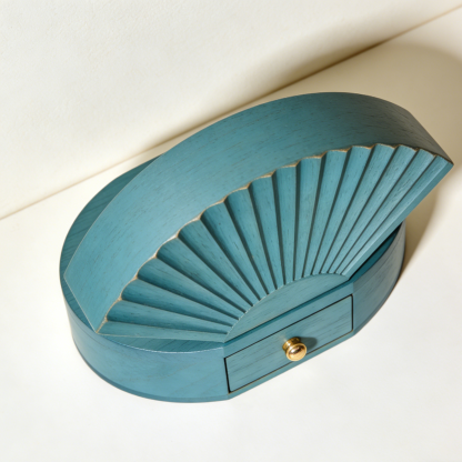 Drewniane pudełko na biżuterię w kształcie wachlarza