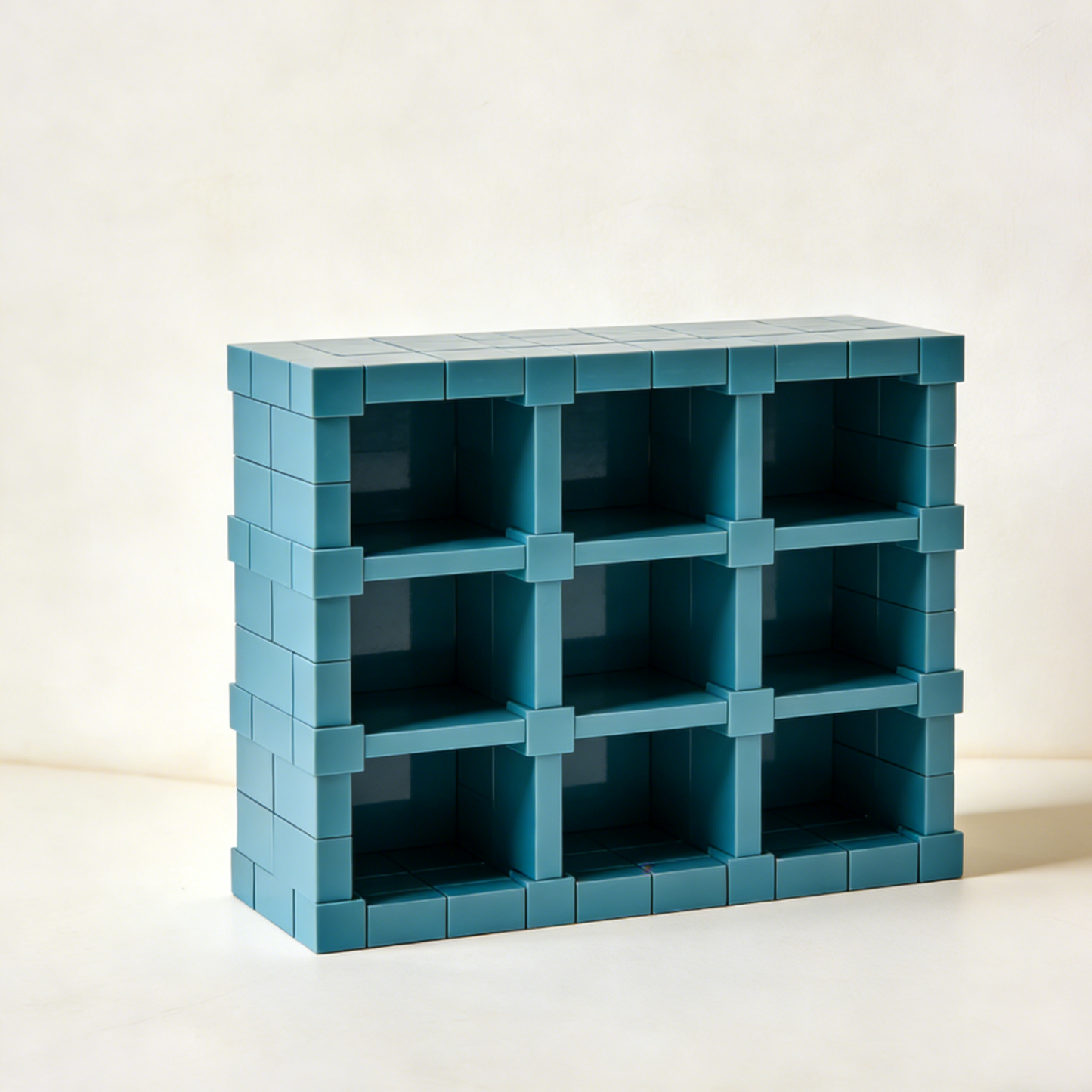 Modułowy regał z kratkami