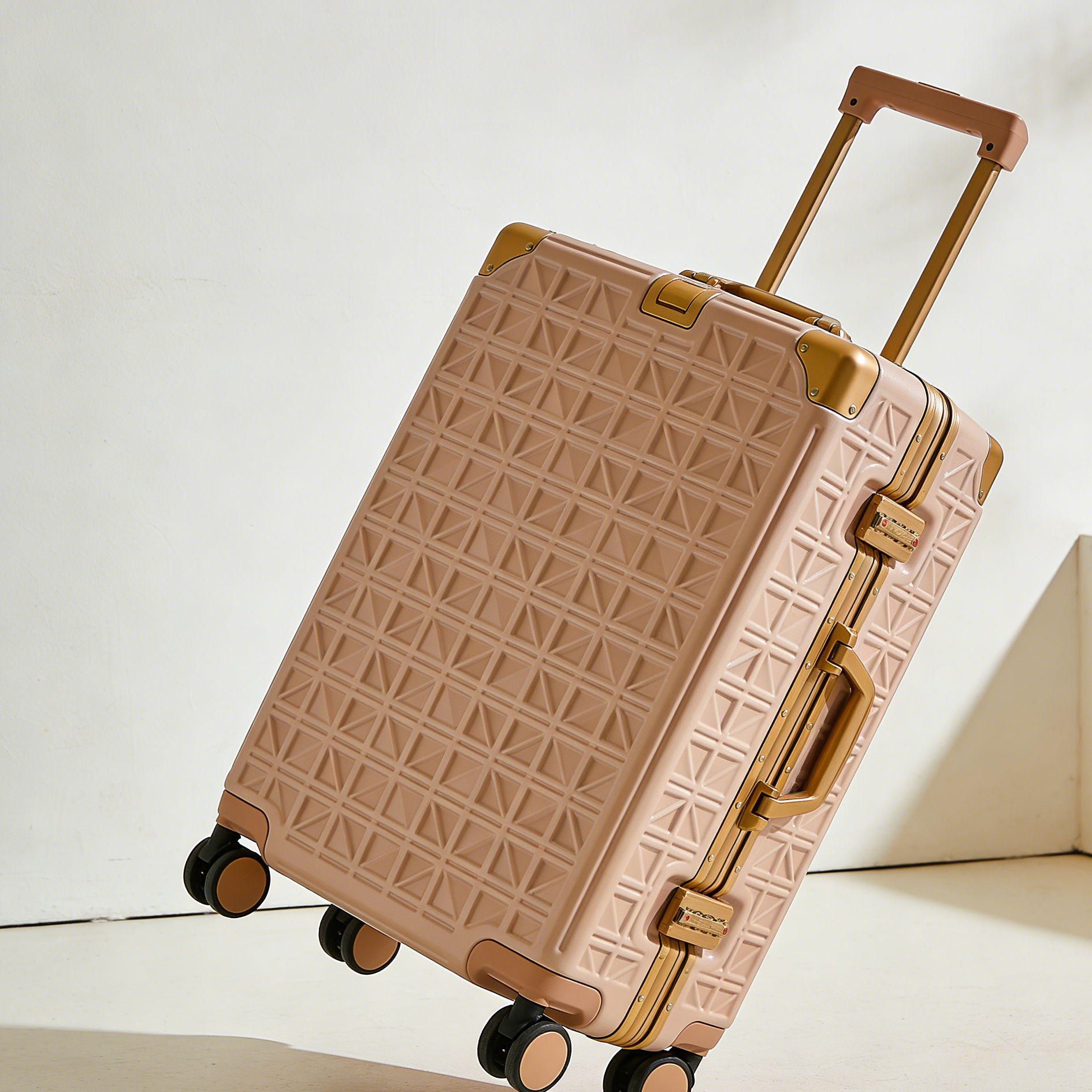 Walizka na kółkach z aluminiową ramą i wzorem kratki