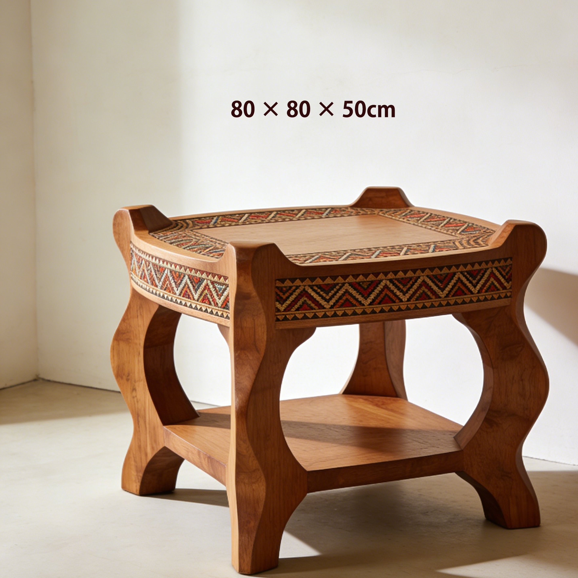 Kwadratowy stolik do herbaty z rzeźbieniami w salonie