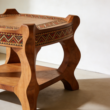 Kwadratowy stolik do herbaty z rzeźbieniami