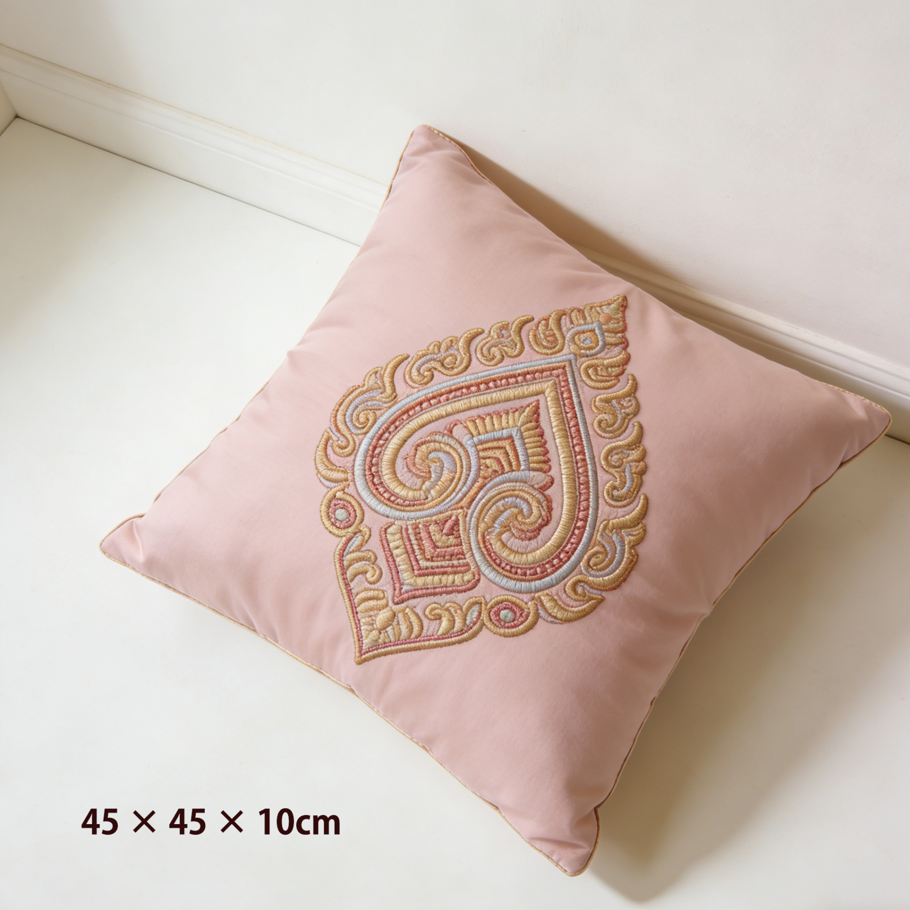 Kwadratowa poduszka z haftem