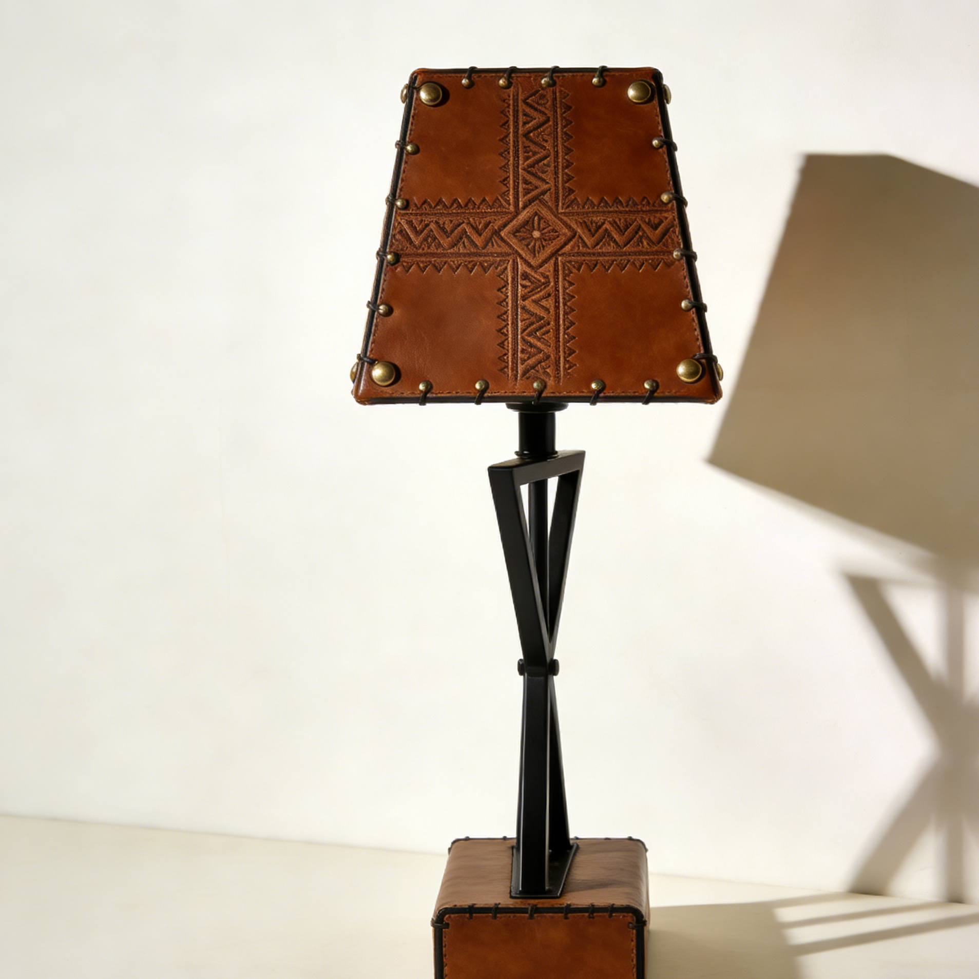 Lampa stołowa z trójkątnym kloszem i skórzanym wykończeniem