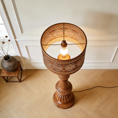 Cylindryczna lampa stojąca z drewnianą rzeźbą