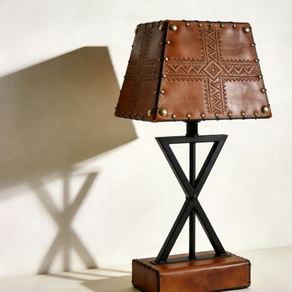 Lampa stołowa z trójkątnym kloszem i skórzanym wykończeniem