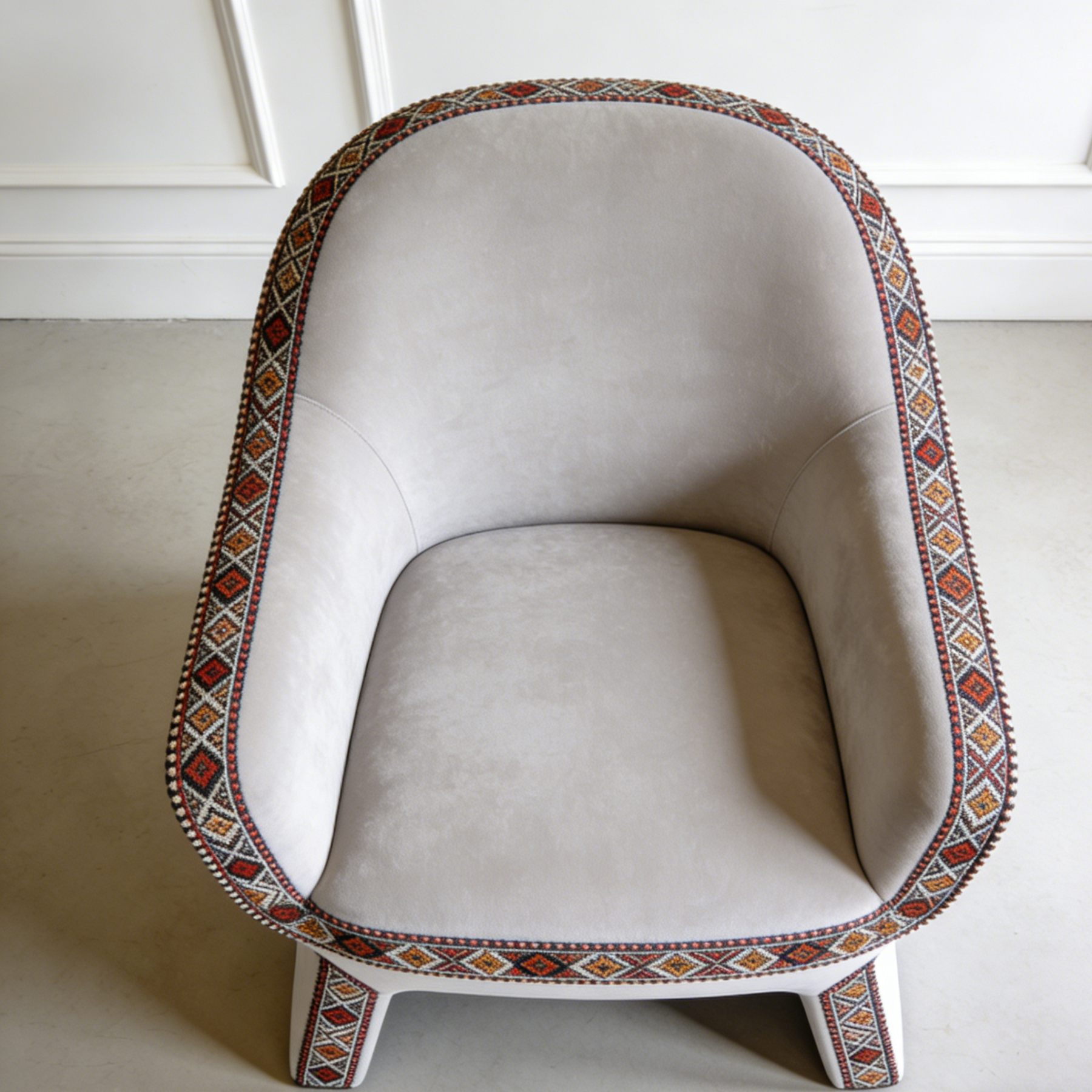 Fotel tapicerowany o łukowatym kształcie