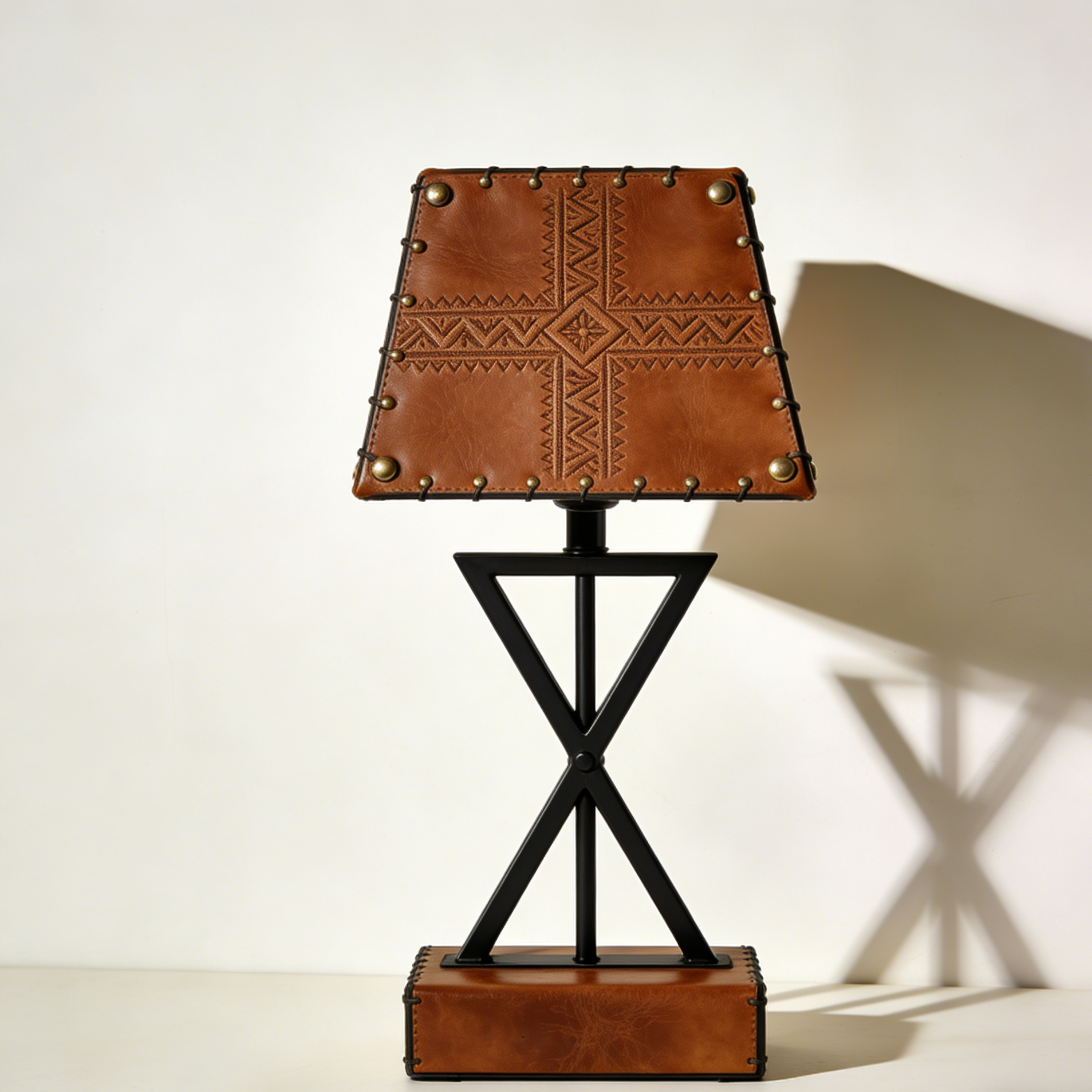 Lampa stołowa z trójkątnym kloszem i skórzanym wykończeniem