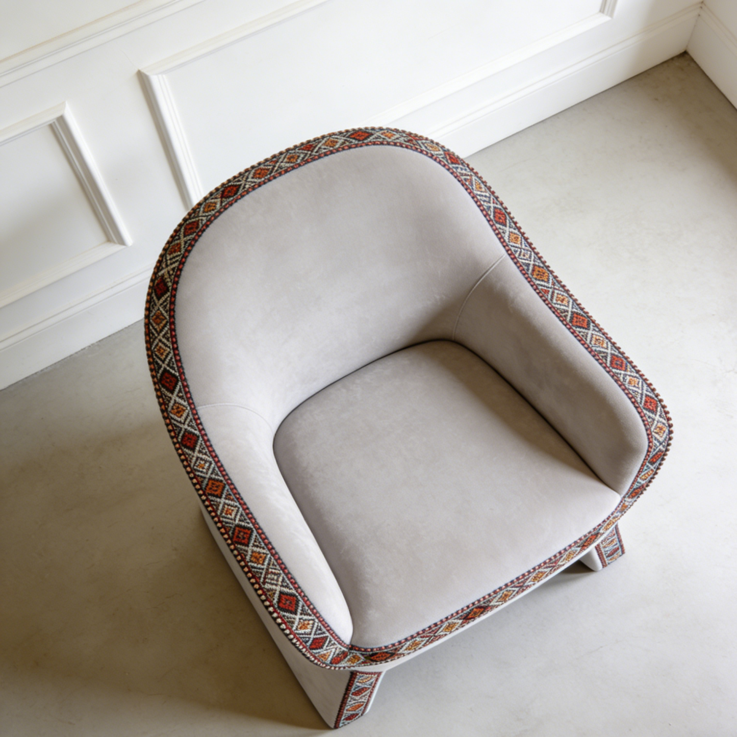 Fotel tapicerowany o łukowatym kształcie