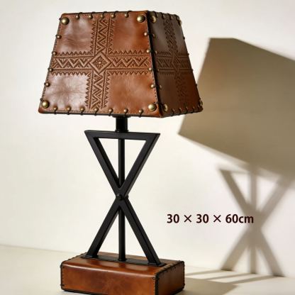 Lampa stołowa z trójkątnym kloszem i skórzanym wykończeniem