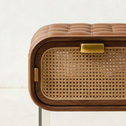 Nowoczesny akrylowo-skórzany fotel ze zintegrowanym stolikiem